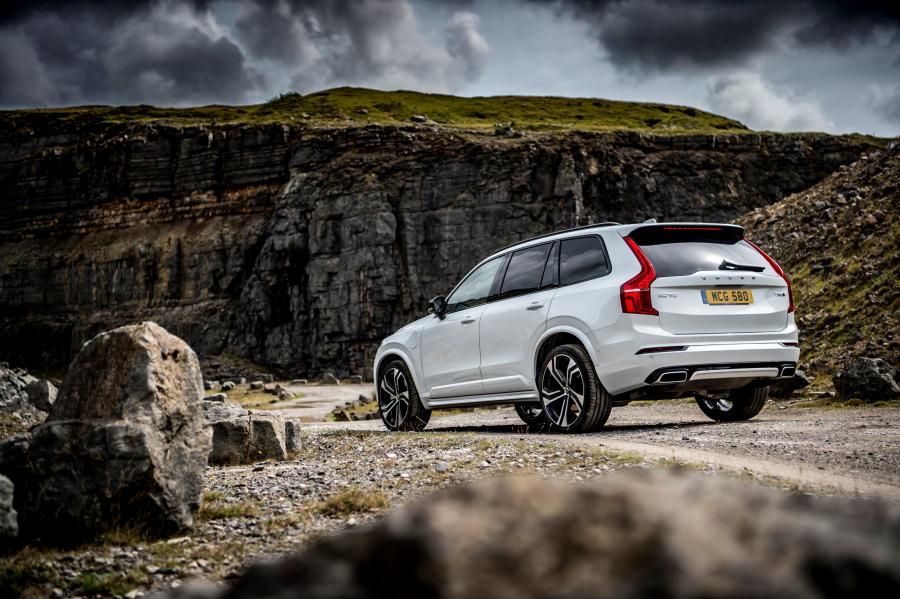  Volvo XC90 T8 Twin Engine R-Design 2019 года  (UK) (фото 12 из 40)